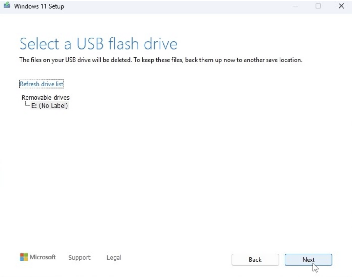 Windows 11 Setup, select a USB flash drive